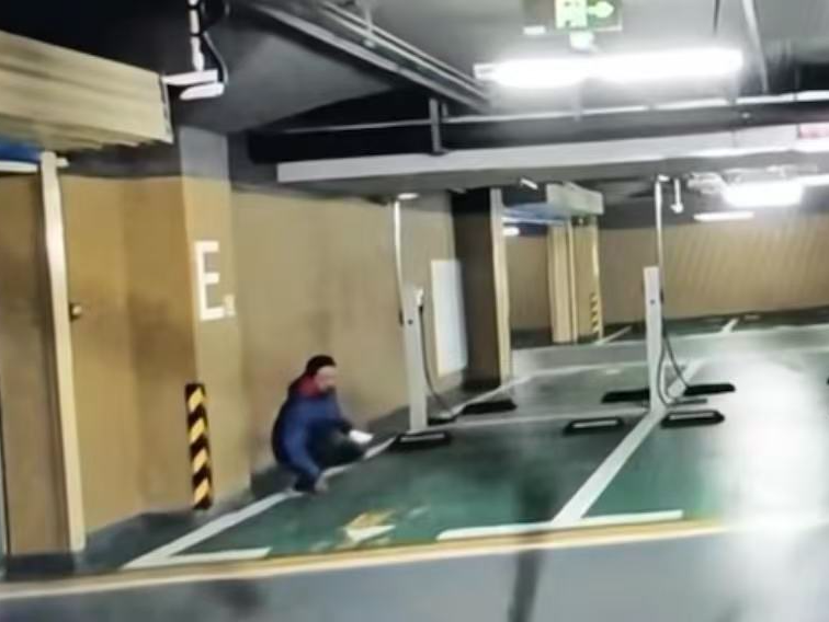 业主车辆“哨兵模式”拍到物业人员抛撒钉子？宝安一街道最新回应→丨有料