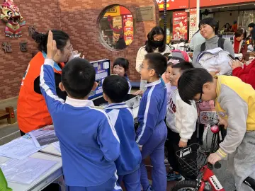 罗湖新村社区开展迎新年系列便民服务活动