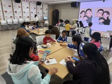 罗湖水贝社区举行“爱的记忆”亲子家庭肖像创意活动