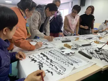 罗湖新村社区为长者开设“家门口”的国画课堂