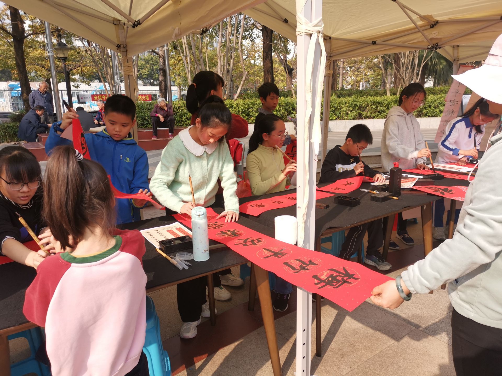 莲花北村：手写春联添年味