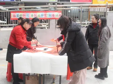 笔墨传情共筑幸福年 罗湖红村社区开展新春关爱行动