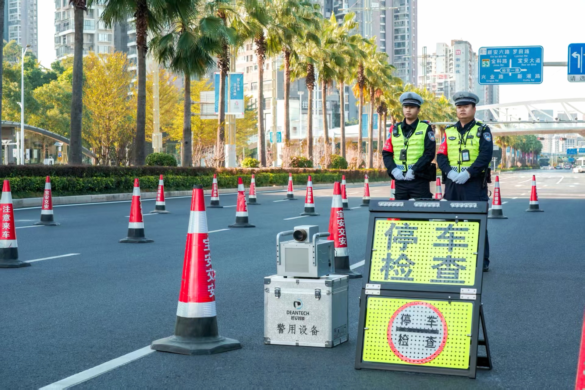 深圳交警开展“多路口链路”执法 整治电动自行车交通违法乱象