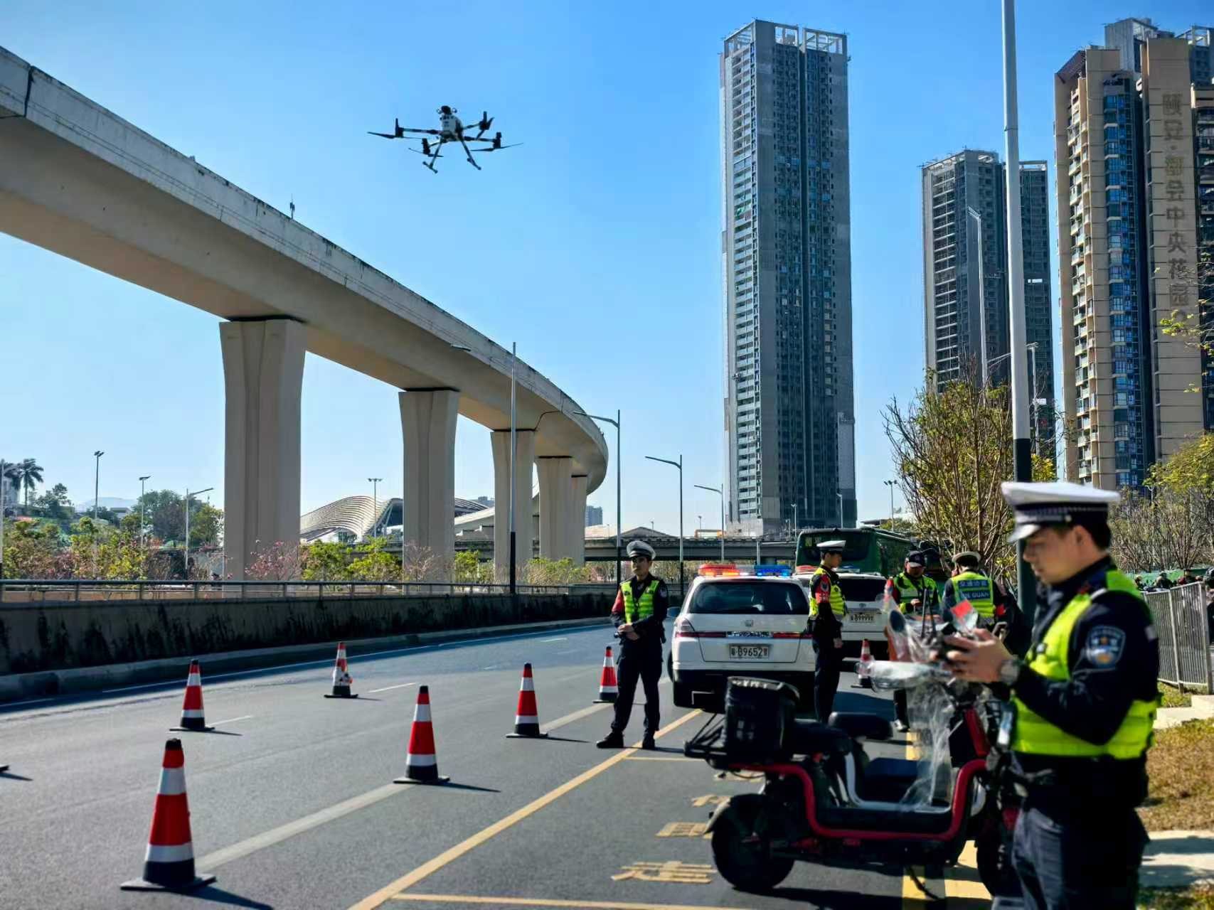 无人机升空巡航，龙岗交警“空地联动”严查电动自行车违法