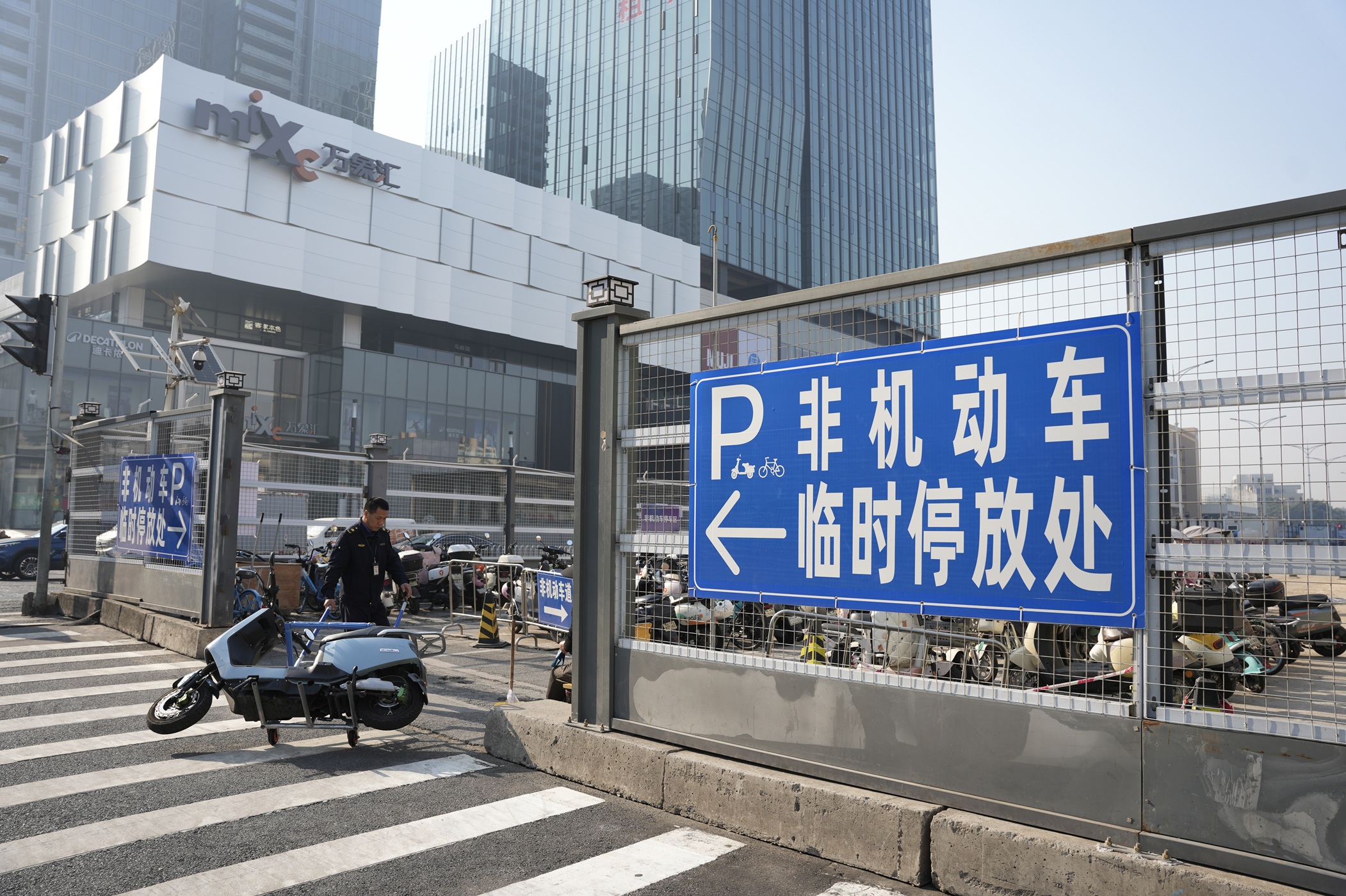 福永街道上线“移车神器” 轻松解决挡道电单车难题