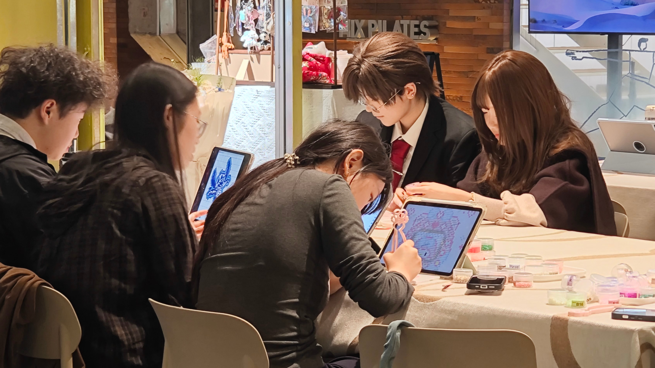 拼豆小手工让年轻人“上头” 有店铺月入超3万 记者实探福田门店