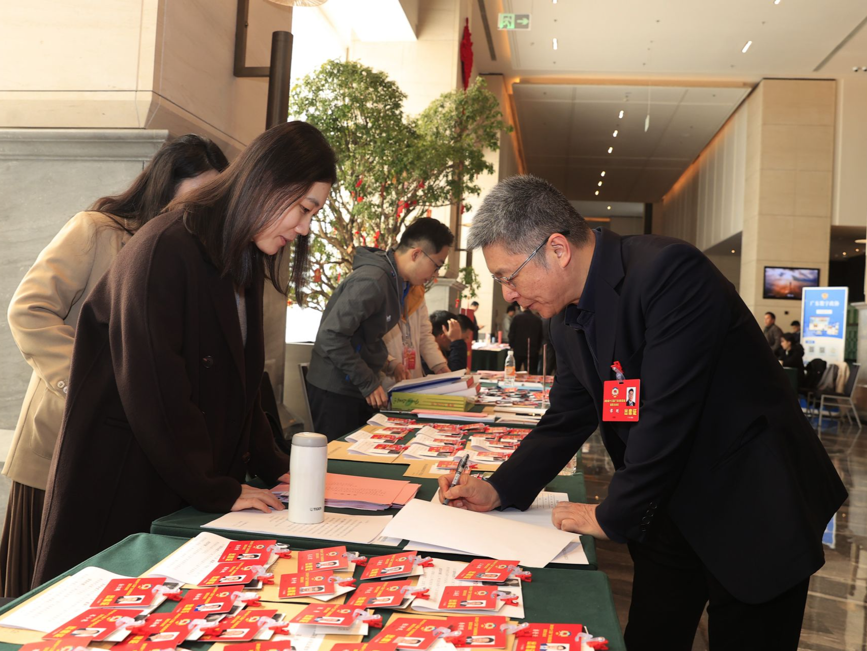 住深省政协委员陆续抵穗向省政协十三届四次会议报到  