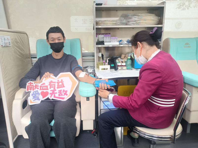 献血车开进西乡社区 居民积极参与无偿献血活动