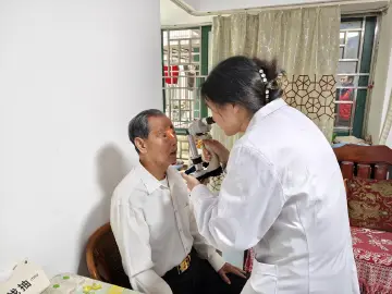 罗湖区翠竹街道携手爱心单位走进社区，温暖送到老兵心坎上