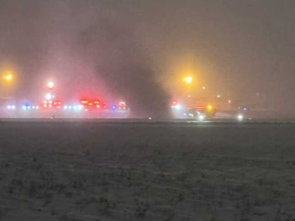 一架私人飞机在美国缅因州机场坠毁，机上载有8人 