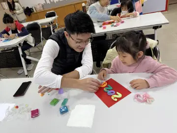 以童心迎新年 罗湖区人民桥社区开展少儿手工活动