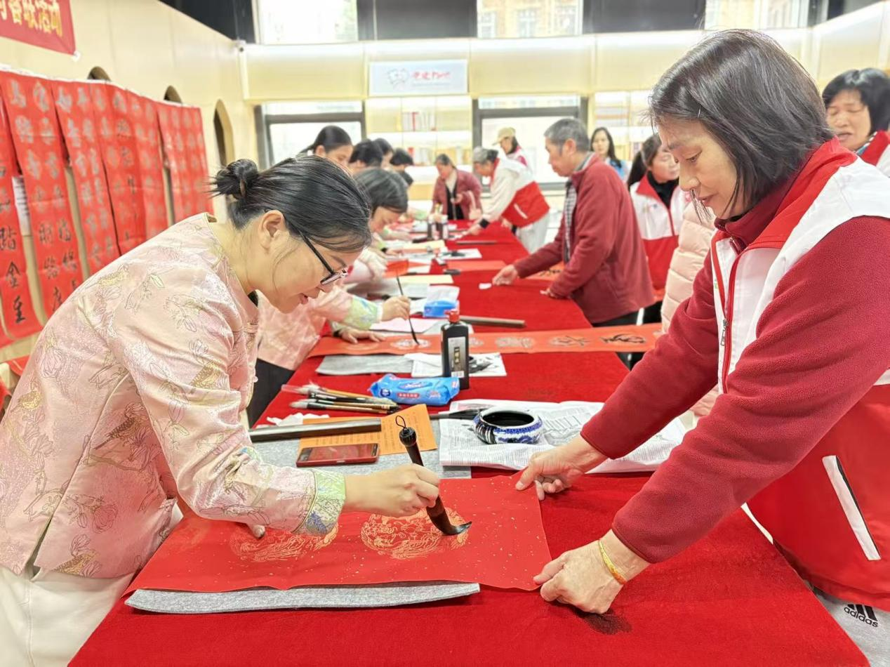 “有温度！有年味！”西乡流塘社区写春联送祝福活动暖意洋洋