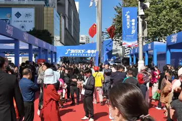 豆包手机、AI眼镜……华强北“科技年货”火爆了