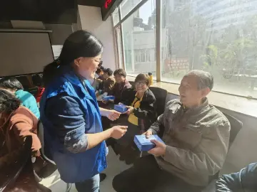罗湖翠竹社区为长者送上 “暖心日历”
