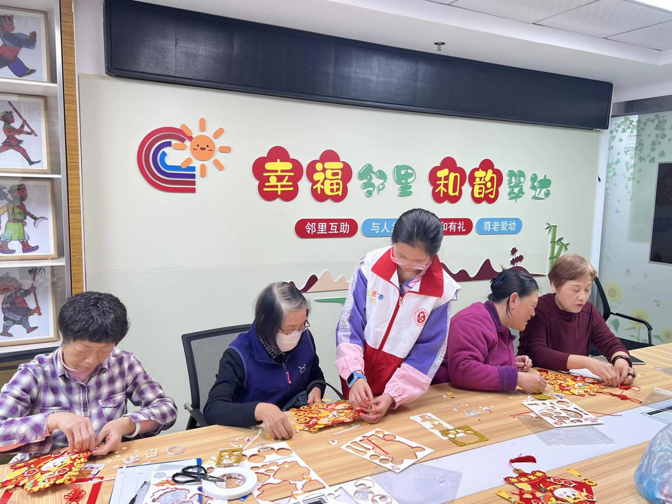 罗湖翠达社区开展长者年画手工坊，绘就浓浓年味