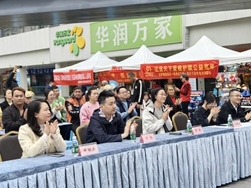 2026新春走基层｜当快递小哥收到“温暖礼包”、孩子交换起旧玩具......这场市集让爱“流动”起来