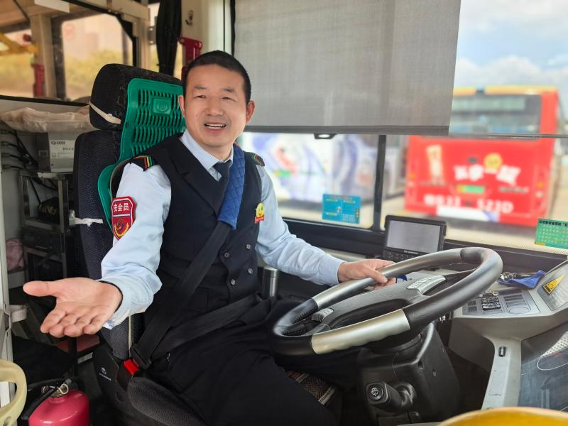 新春走基层｜他们的除夕：留深过年，方向盘上也有“全家福”