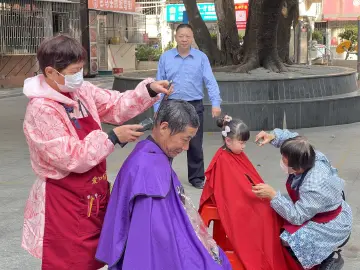罗湖桂园街道开展“剪发迎新・红村暖冬关爱日”义剪活动
