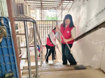 罗湖民新社区开展儿童青少年美化清洁活动