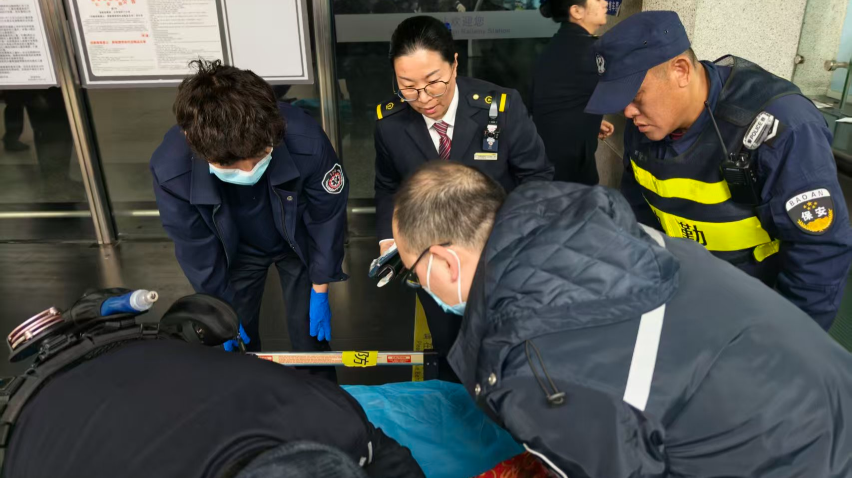 88岁港籍旅客深圳站突发晕厥，铁路员工接力守护为后续救治争取黄金时间