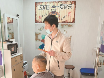 新春走基层丨新的一年，从“头”开始 城中村理发师王东英的幸福小店