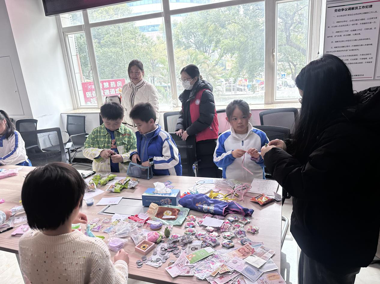 罗湖翠竹社区举办寒假义卖活动，校社联动伴童心成长