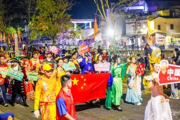 当南澳舞草龙非遗巡游遇见国际艺术人才走秀，APEC“中国年”添民俗活力