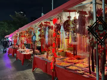 2026新春走基层｜“什么东西在什么时候赚钱就卖什么”——街角新春市集老板的生意经