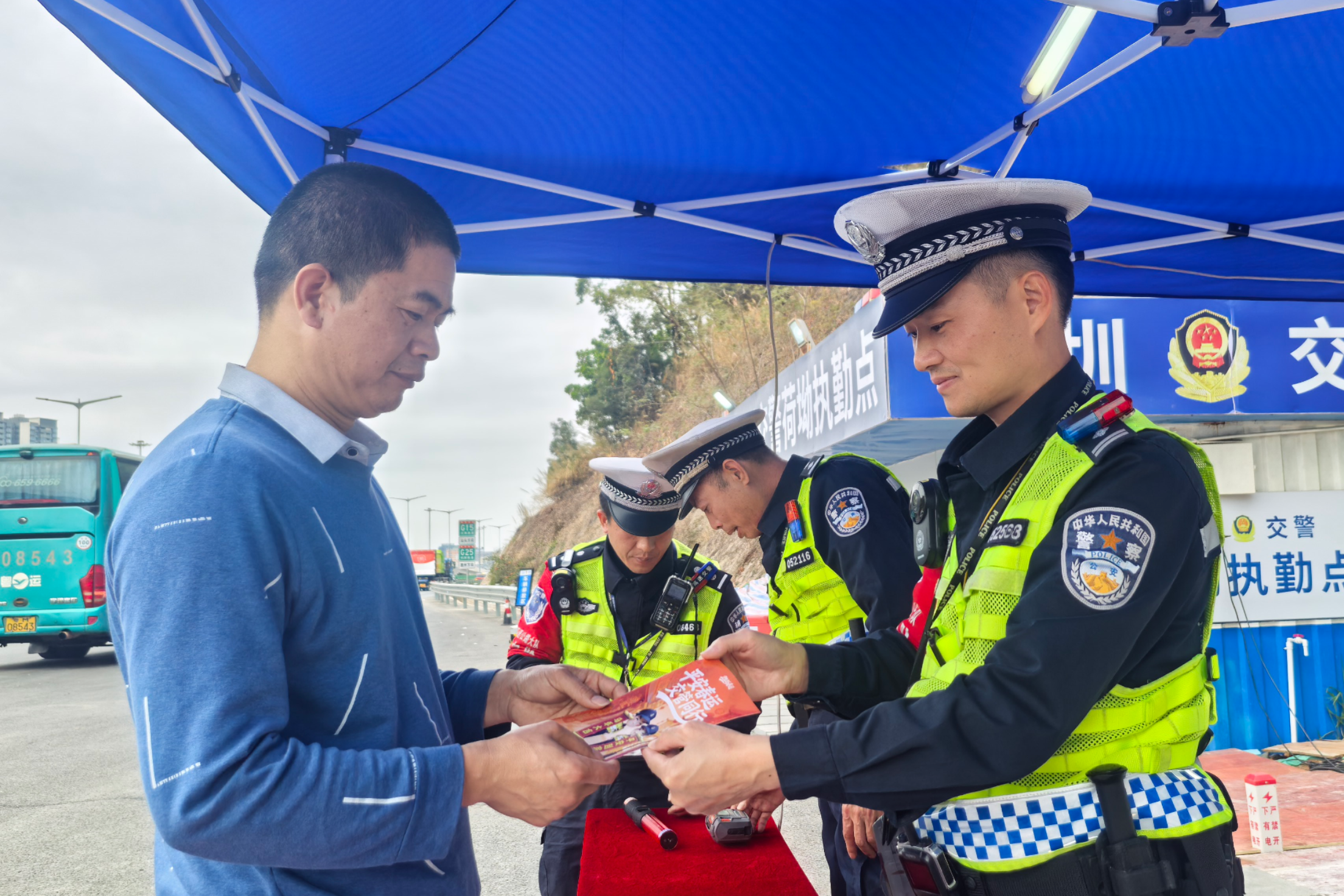 春运路上的“守岁人” ——深圳市公安局交通管理支队东部高速公路大队民警余世锋