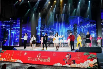 无人机拜年、空气架子鼓表演……深圳青年小年夜，本土企业秀出“家”科技