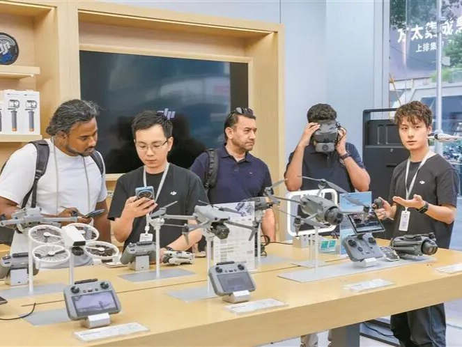 这里的年味有“智”感：拖着行李箱来扫货！深圳“科技特产”成春节顶流