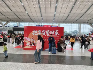 “电子产品就是深圳特产！”——“科技年货”登上返乡的列车