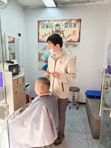 2026新春走基层｜城中村理发师迎来一年中最忙的时段