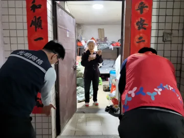 新春走基层丨一副对联里的深圳温度 他们帮留深老人把年味儿“贴”进门