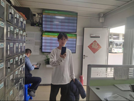 学生遗落新手机 公交师傅拾金不昧暖心归还