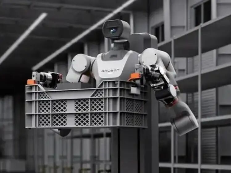 舞台上转手绢的机器人舞台下是啥样？春晚同款机器人已在工厂“搬砖”                