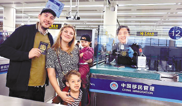 免签再添两国 外国友人入境深圳畅游“中国年”