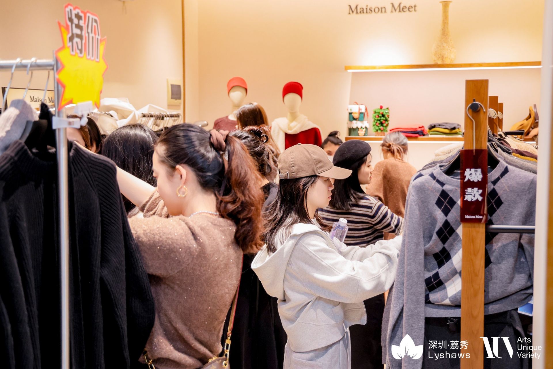 新春走基层丨深圳南油荔秀新春服饰市集人气旺，高品质服饰激活岁末消费