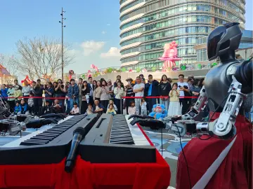 AI“显眼包”组团闹新春！来机器人6S店解锁科技年味