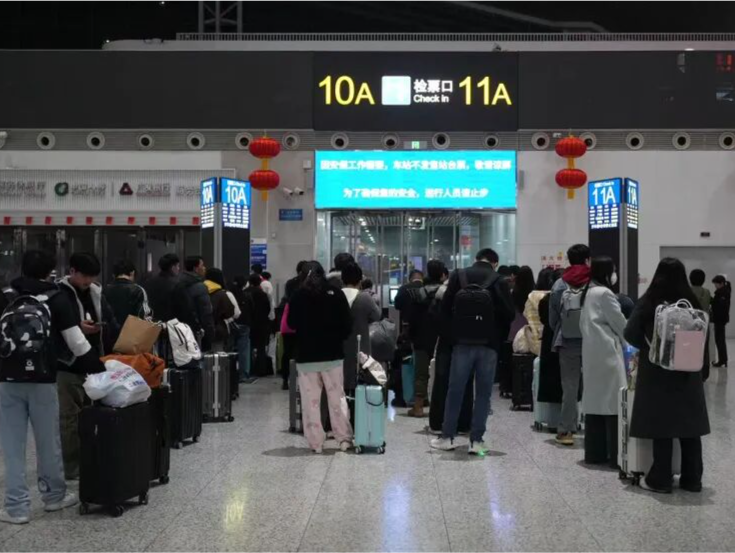 春运首日，预计全社会跨区域人员流动量超1.8亿人次