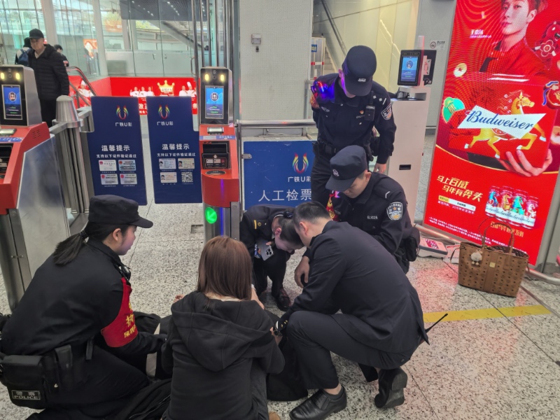 男子深圳街头突发大出血,众人合力上演“生死时速”