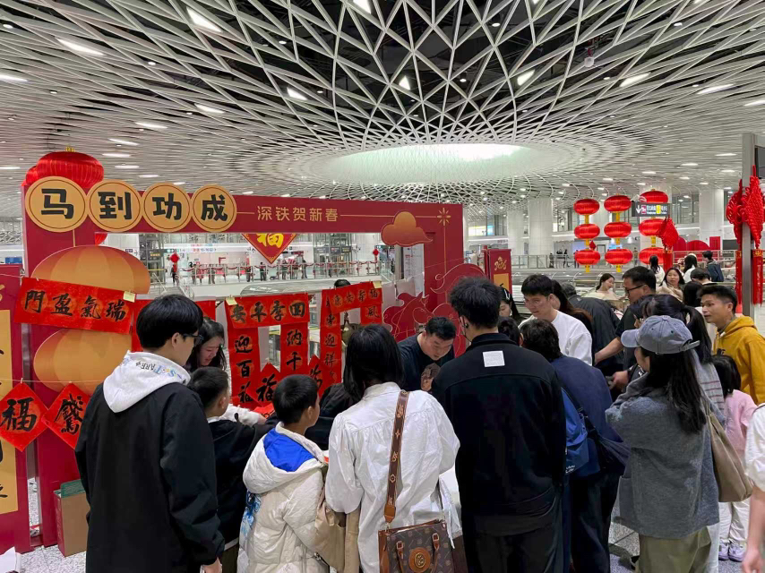 送春联送福字，地铁站里翰墨香温暖春运回家路