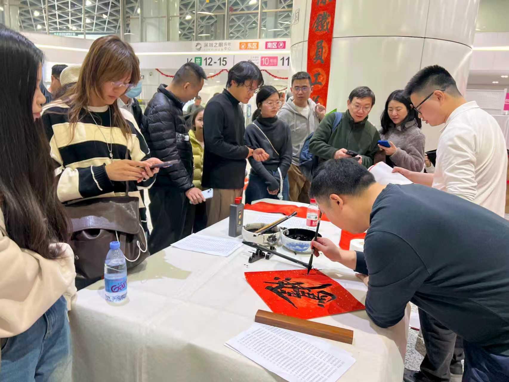 送春联、送福字，温暖市民“归家路”！深铁在多个站点“送春联”