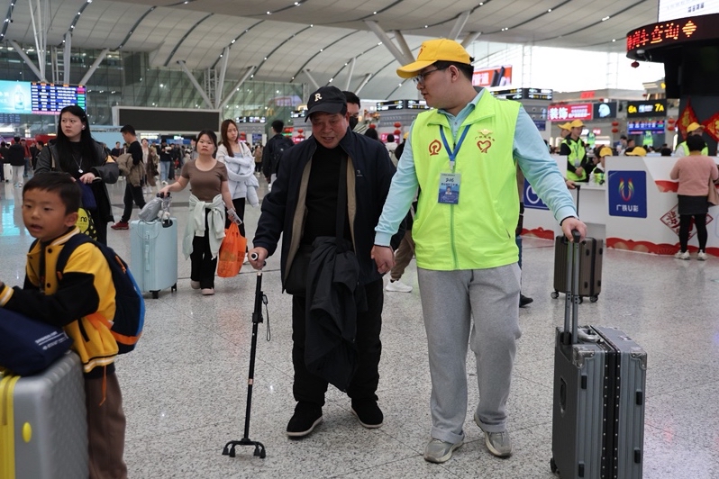 新春走基层｜05后“绿马甲”以青春坚守春运归途