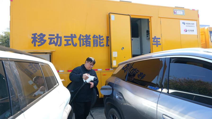 新春走基层 | “移动充电宝”开上高速守护春运路