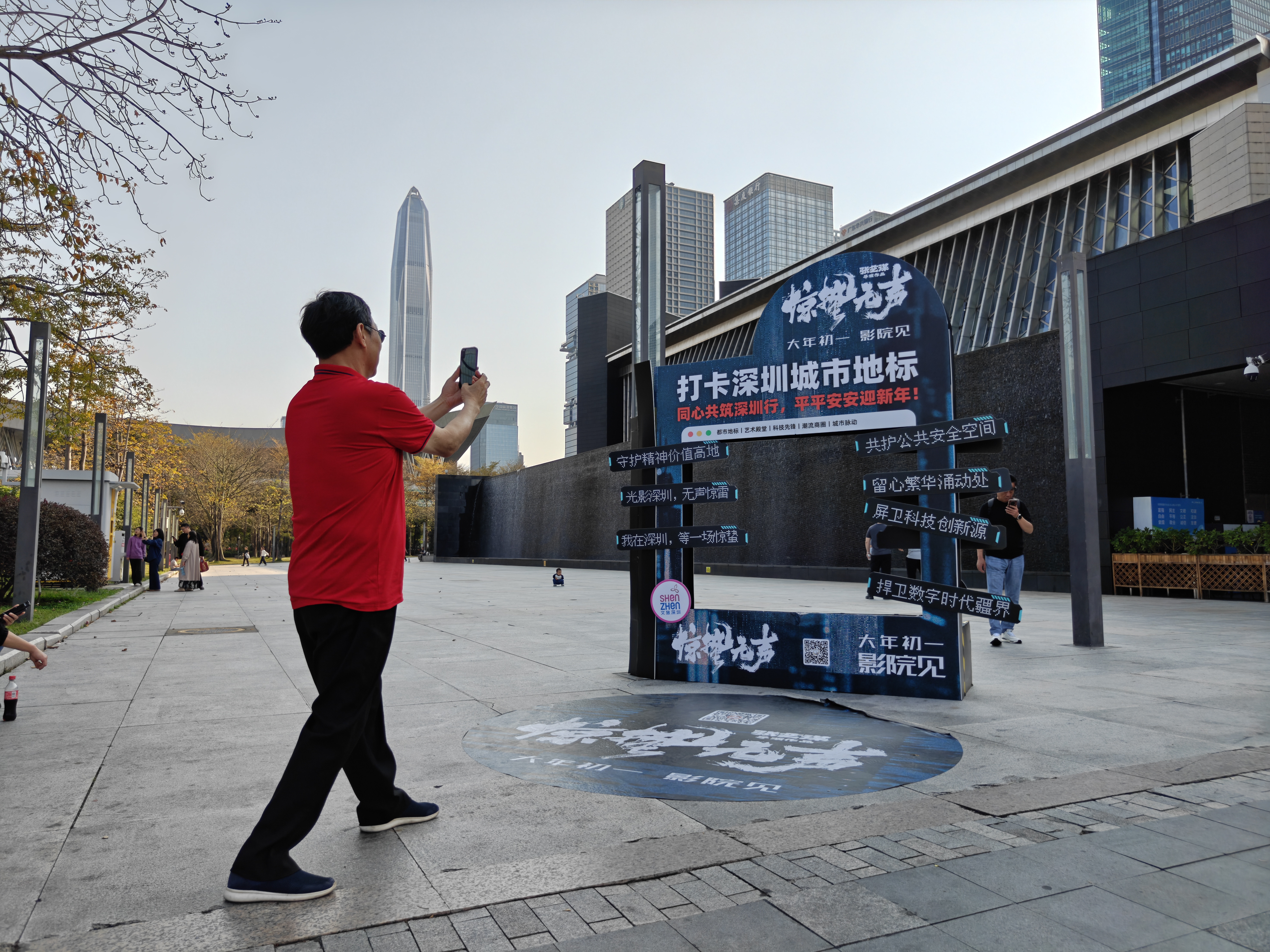 在音乐厅与图书馆之间，《惊蛰无声》的镜头擦过市民的日常