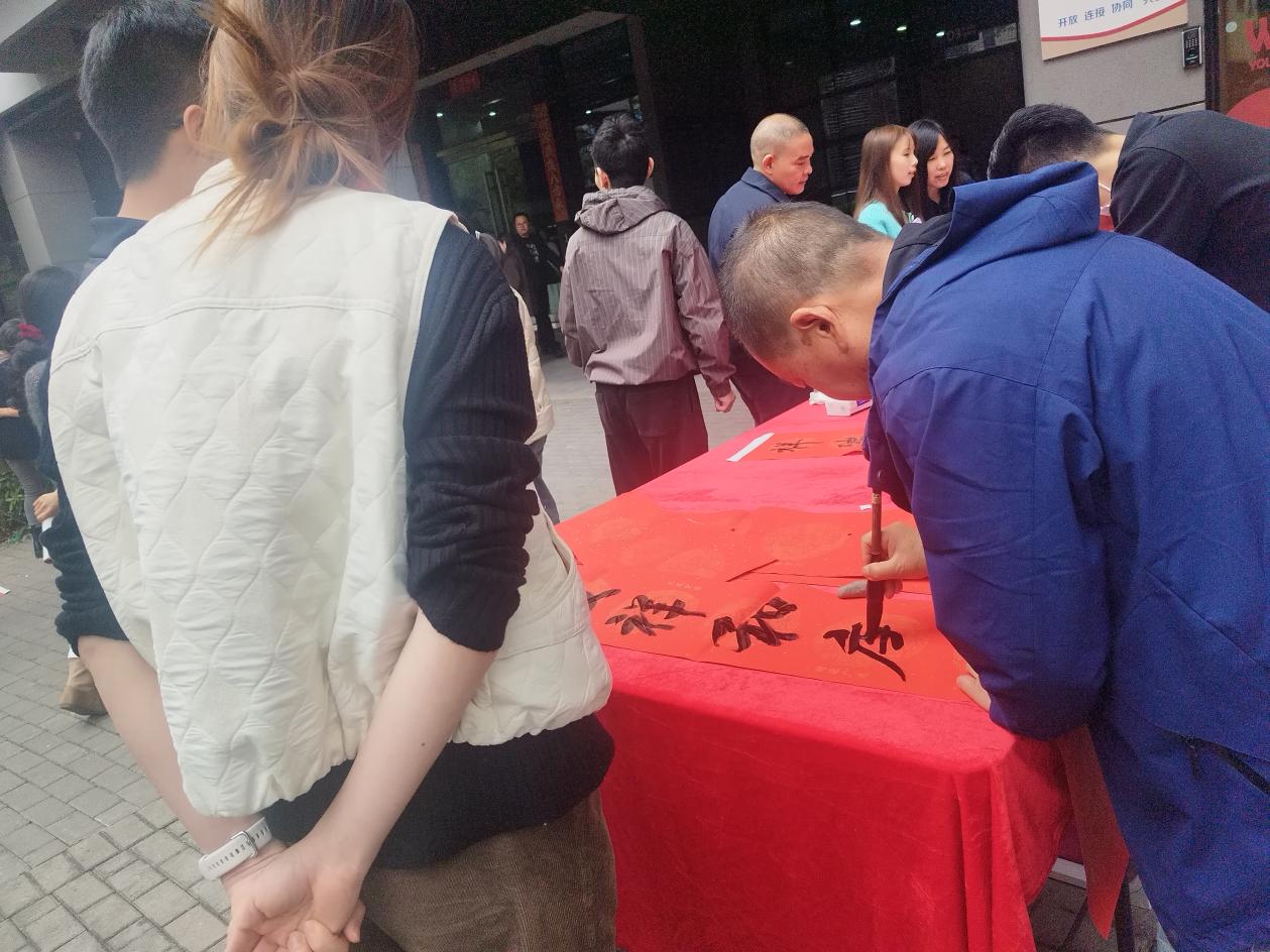 墨韵迎马年 福气送身边——南山曙光社区开展写春联送“福气”文化活动