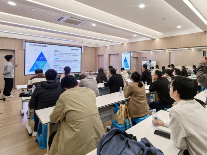 罗湖东晓街道就业驿站开展无人机理论培训，助力学员“飞”向新职业