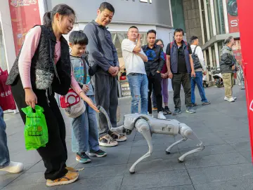 科技年货走俏 华强北吸引海内外客群打卡采购