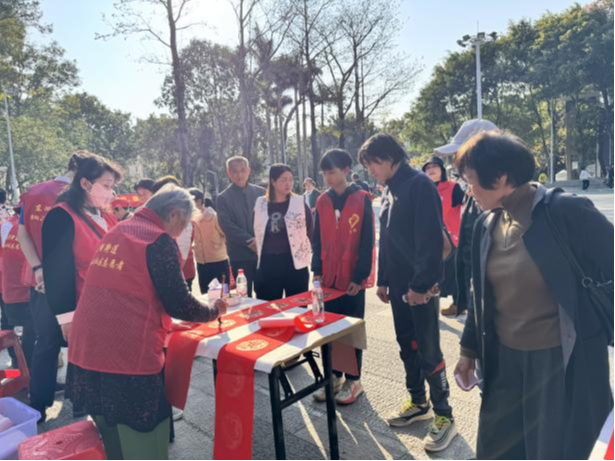 手写春联藏温度 梧桐邻里共话马年新岁